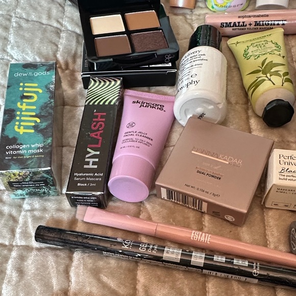 Large Box of Assorted Beauty and Skincare Collections - Picture 4 of 15